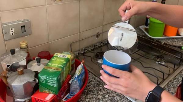 تشير إحدى الدراسات إلى أن النساء في مكان العمل في الولايات المتحدة أكثر عرضة بمرتين من الرجال للقيام بمهام مثل صنع الشاي