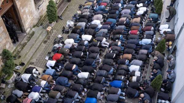 أشخاص يصلون في مسجد باجراكلي في وسط بلغراد