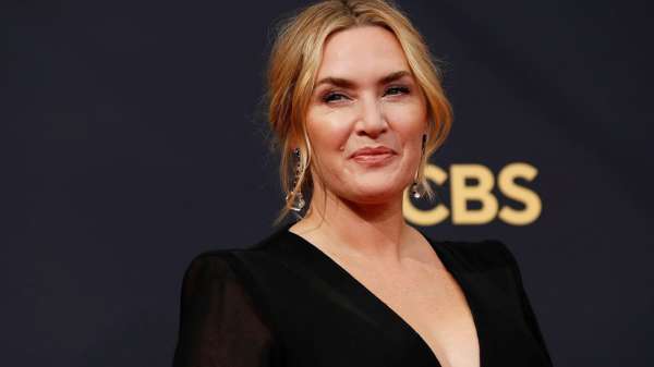 كيت وينسليت لدى وصولها إلى حفل توزيع جوائز إيمي الـ 73 في لوس أنجلوس بالولايات المتحدة في 19 سبتمبر/ أيلول 2021