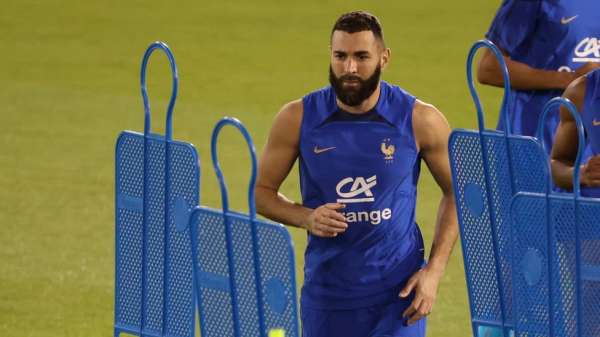 كريم بنزيما خلال تدريبات منتخب فرنسا قبل انطلاق كأس العالم قطر 2022