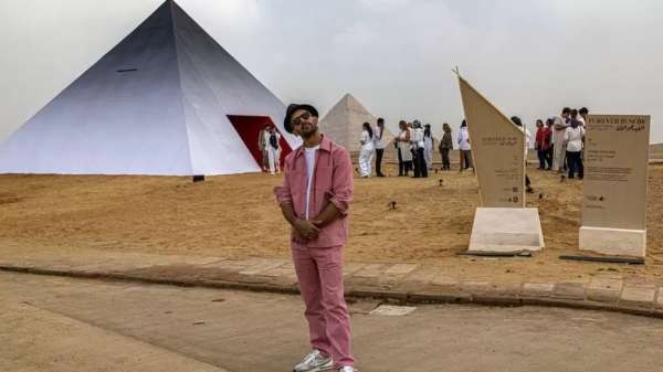 معرض فني عند سفح أهرامات الجيزة