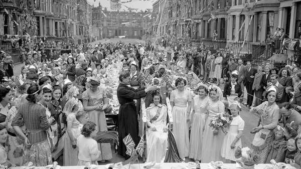 كان هناك العديد من مشاهد حفلات التتويج في شوارع بريطانيا عام 1953وفي لندن كان هناك حفل حيث توجت الفتاة مورين أتكينز، 14 عاما، ملكة