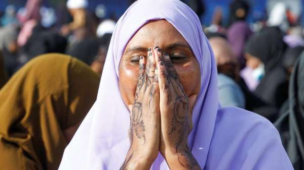 امرأة تصلي في مسجد السلام في نيروبي، كينيا.