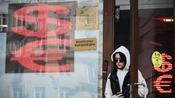 امرأة خارج بناية مصرفية