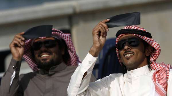 رجلان من الكويت يشاهدان كسوف الشمس - 4 يناير/كانون الثاني 2014