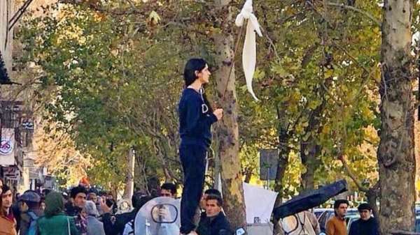 فتيات ثورة الشوارع
