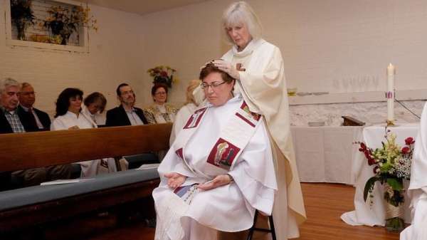 Olga Lucía Álvarez in her ordination as a bishop