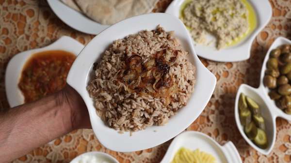 طبق أرز محلى ببصل مقلي