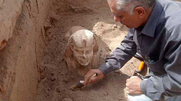 خبير آثار أثناء استخراج تمثال أبوالهول المصغر