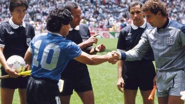دييغو مارادونا وبيتر شيلتون يتصافحان في كأس العالم 1986
