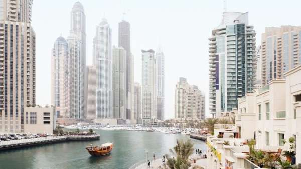 من الإمارات العربية المتحدة