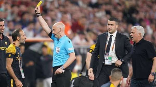 أنتوني تايلور يبرز بطاقة صفراء في مباراة نهائي الدوري الأوروبي