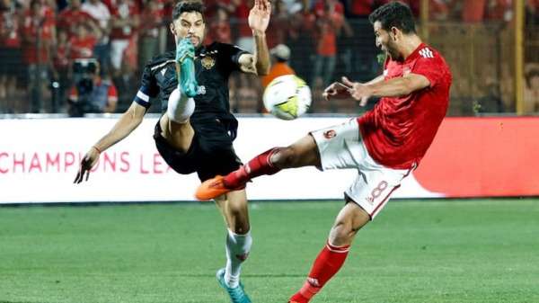لاعب الوداد المغربي يحيى جبران في مواجهة لاعب الأهلي المصري حمدي فتحي