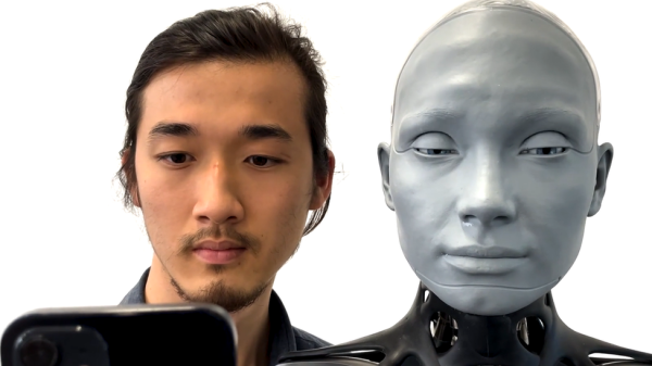 يستخدم الروبوت الذي صنعته شركة Engineered Arts محركات باهظة الثمن لتشغيل رفة العين