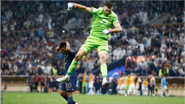 إيميليانو مارتينيز يحتفل بعد صده ضربة جزاء في المباراة النهائية لكأس العالم